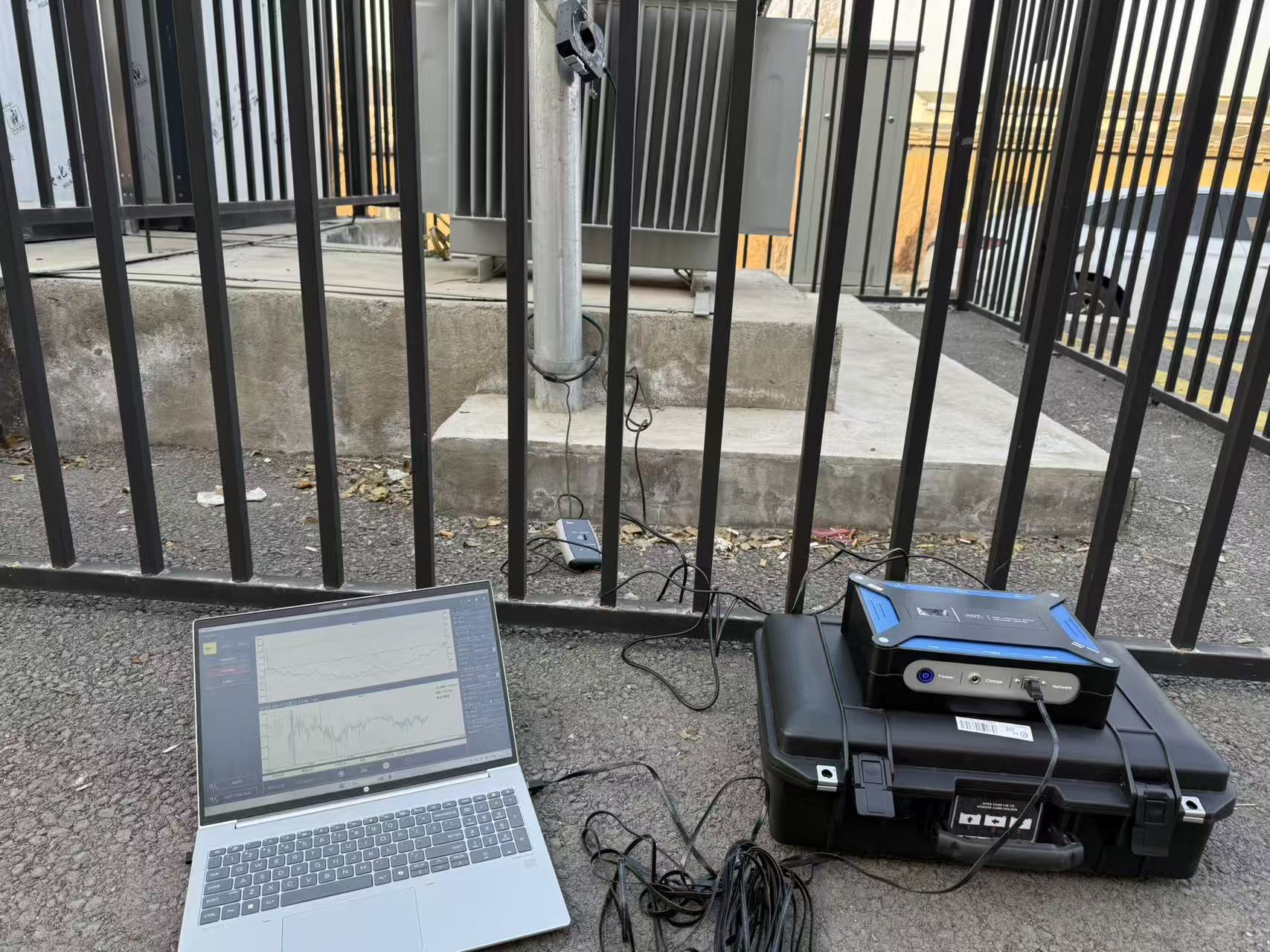 高頻電纜局放測(cè)試儀在電網(wǎng)測(cè)試現(xiàn)場(chǎng) 高頻電纜局放測(cè)試儀在電網(wǎng)測(cè)試現(xiàn)場(chǎng)