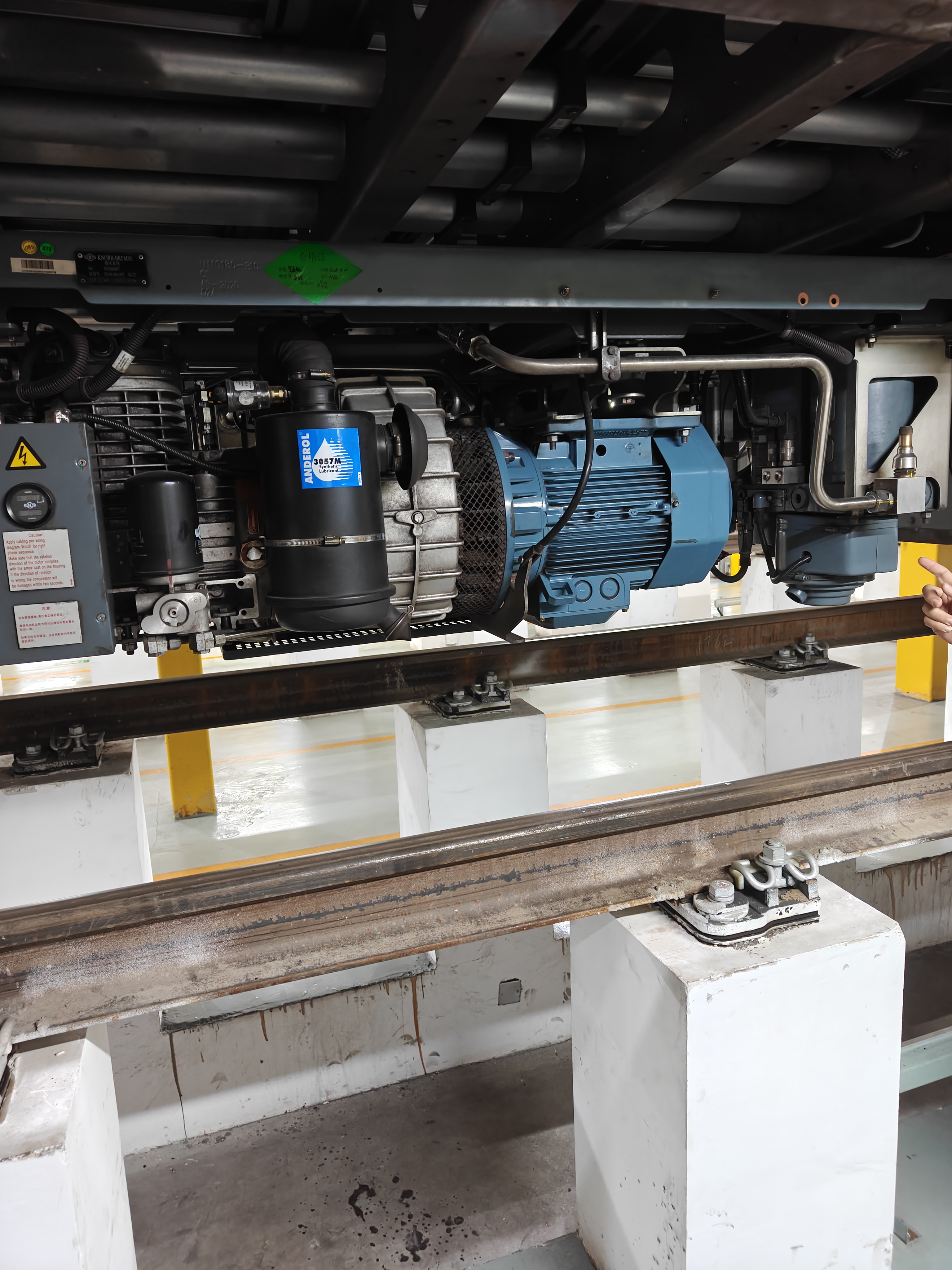 露點(diǎn)儀在地鐵軌道測(cè)試現(xiàn)場(chǎng) 露點(diǎn)儀在地鐵軌道測(cè)試現(xiàn)場(chǎng)